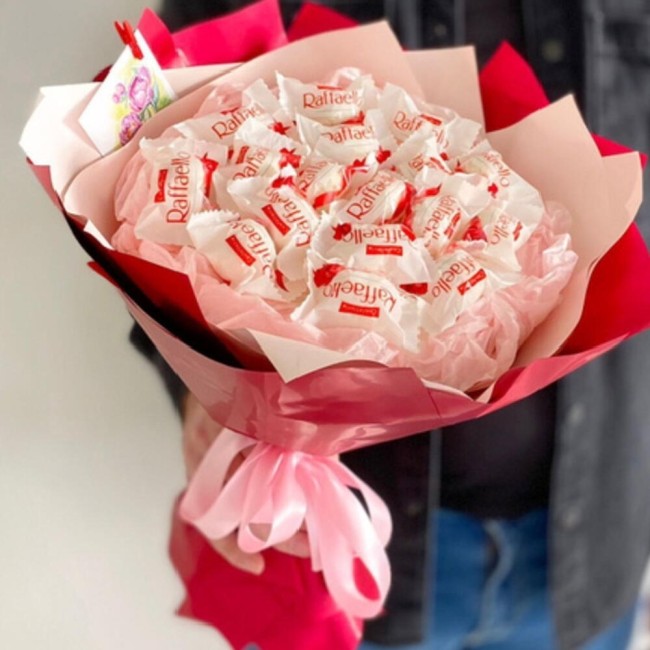 Букет цветов "Сладкий букет из Раффаэлло"